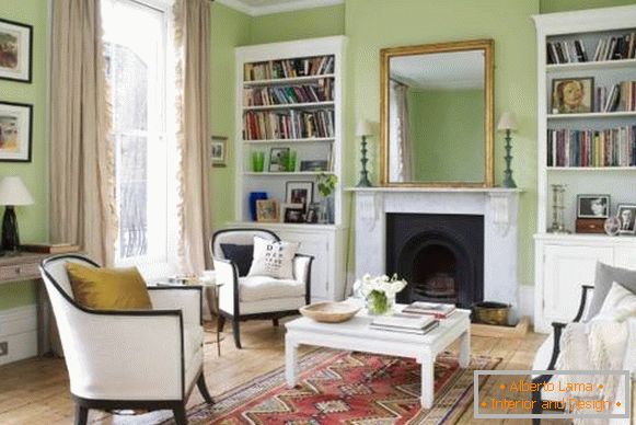 Grüner Innenraum des Wohnzimmers mit weißen Möbeln