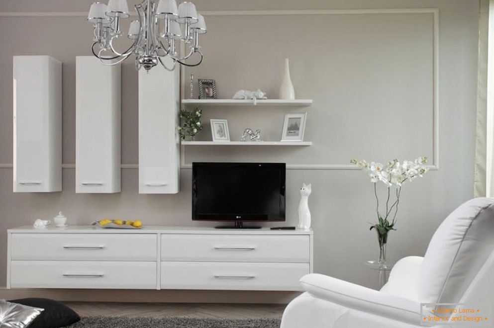 Zimmer mit weißen Möbeln