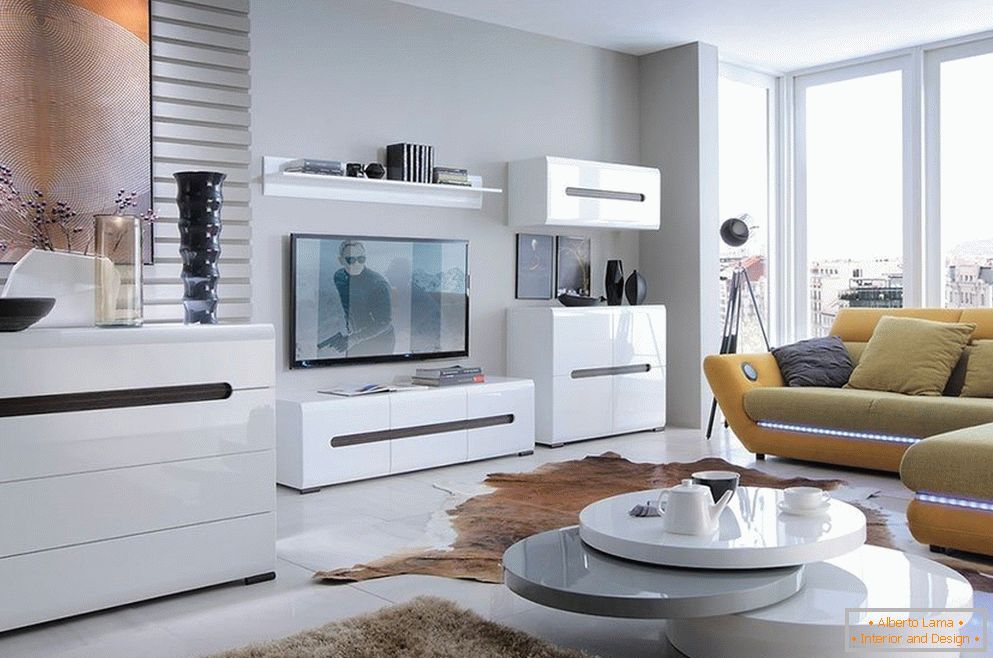 Schöner Innenraum mit weißen glänzenden Möbeln
