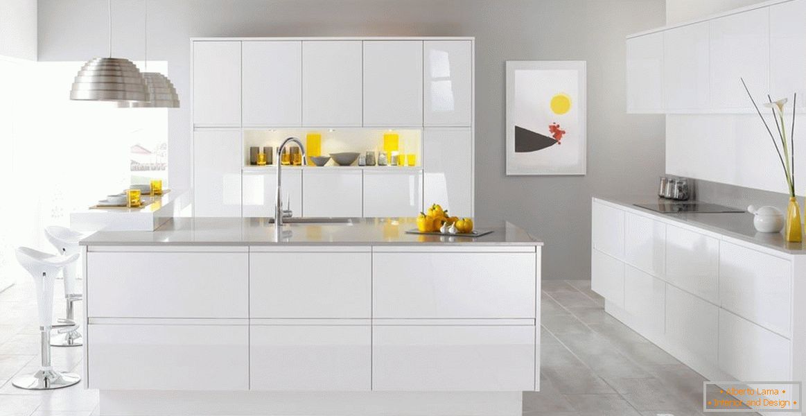 Kücheninnenraum mit weißen Möbeln
