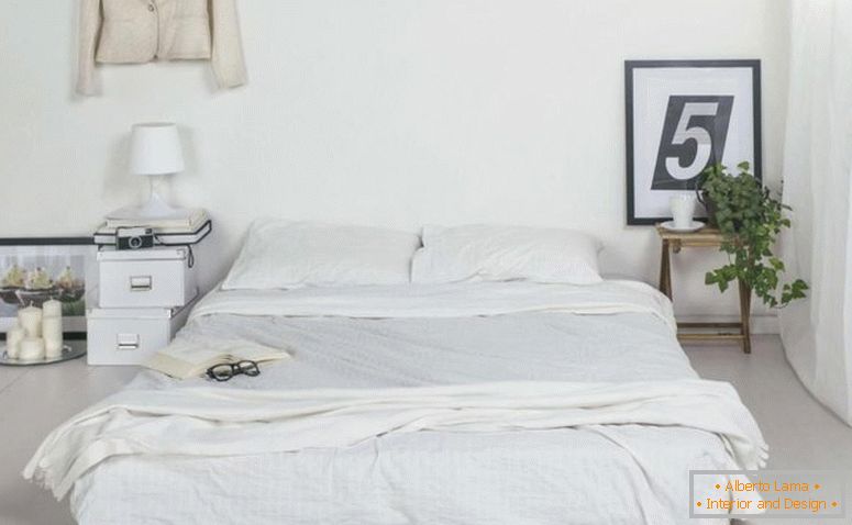 minimalistisch-weiß-Schlafzimmer-Design-mit-Boden-Bett-und-klein-Holz-Beistelltisch