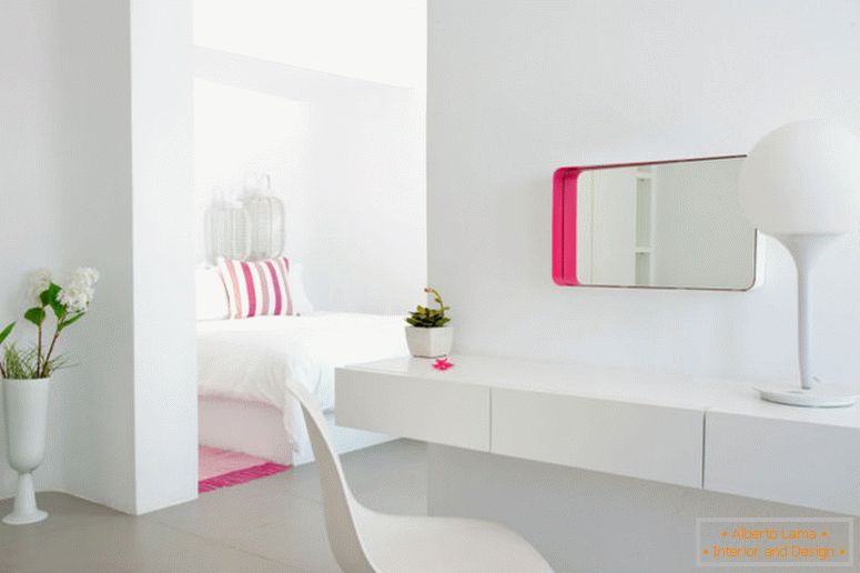 romantisch-Schlafzimmer-Designs-für-Paare-ehrfürchtig-weiß-Schlafzimmer-Möbel-auch-Eames-Stil-dsw-Stuhl-plus-Pop-Art-Interieur-Dekor-Design-Ideen-mit-gestreiften-bunt-Kissen- und-Eitelkeiten-Kugel-Schreibtisch-Lampe