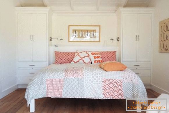 Weiße Schlafzimmermöbel mit rotem und beige Dekor
