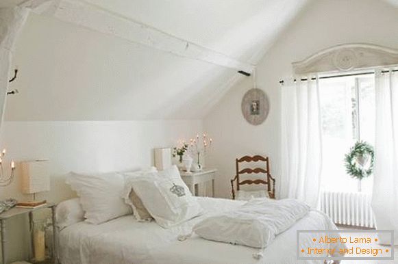 Weißes Schlafzimmer im Stil des Shabby Chic