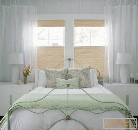 Dorfdesign eines weißen Schlafzimmers - Foto mit grünen Akzenten
