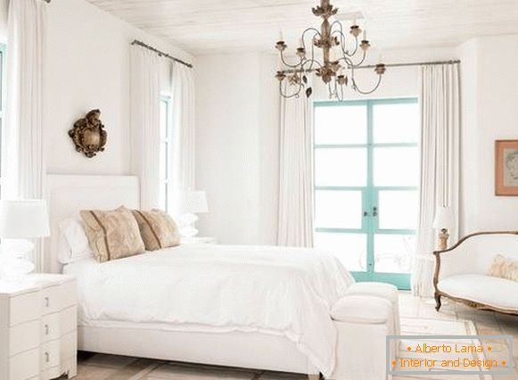 Stilvolles Schlafzimmer in weißen Tönen
