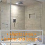 Duschkabine mit Sandfliese und weißer Tür