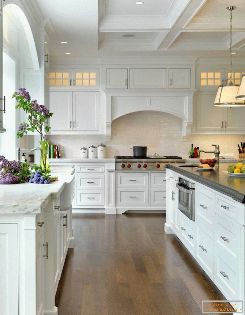 Ein großartiges Beispiel der Küche in weißen Farben im provenzalischen Stil