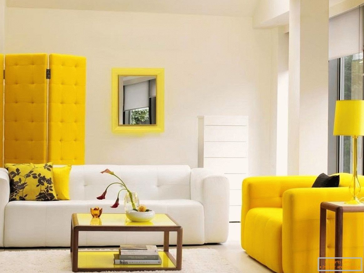 Die Kombination aus weißen und gelben Möbeln im Innenraum