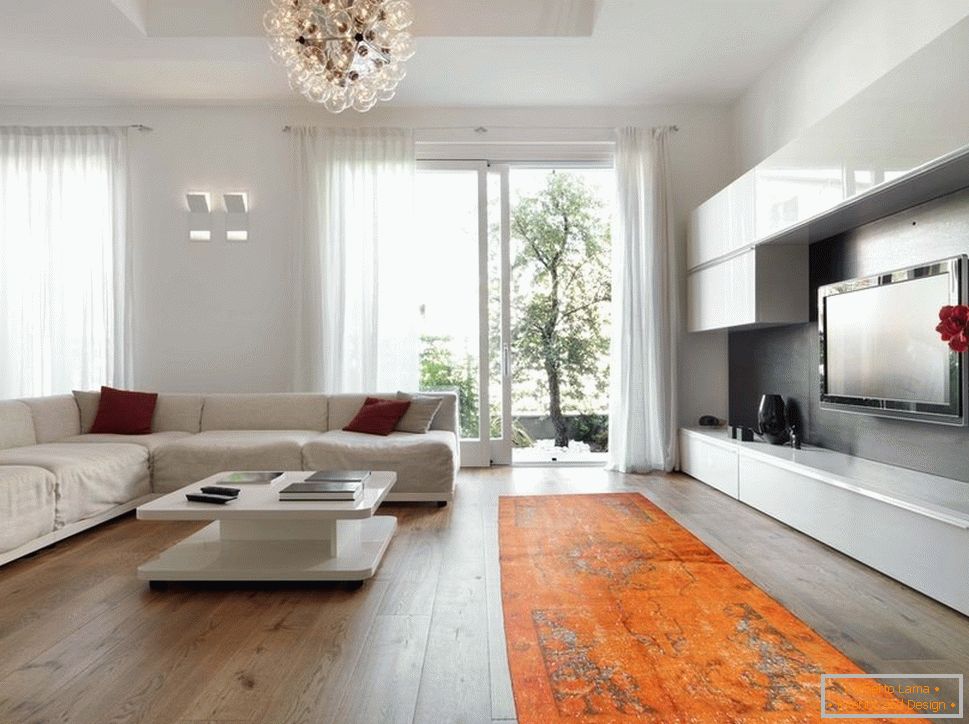 Orange Teppich in Kombination mit weißen Möbeln und Wänden