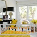 Weißes Schlafzimmer mit gelbem Dekor