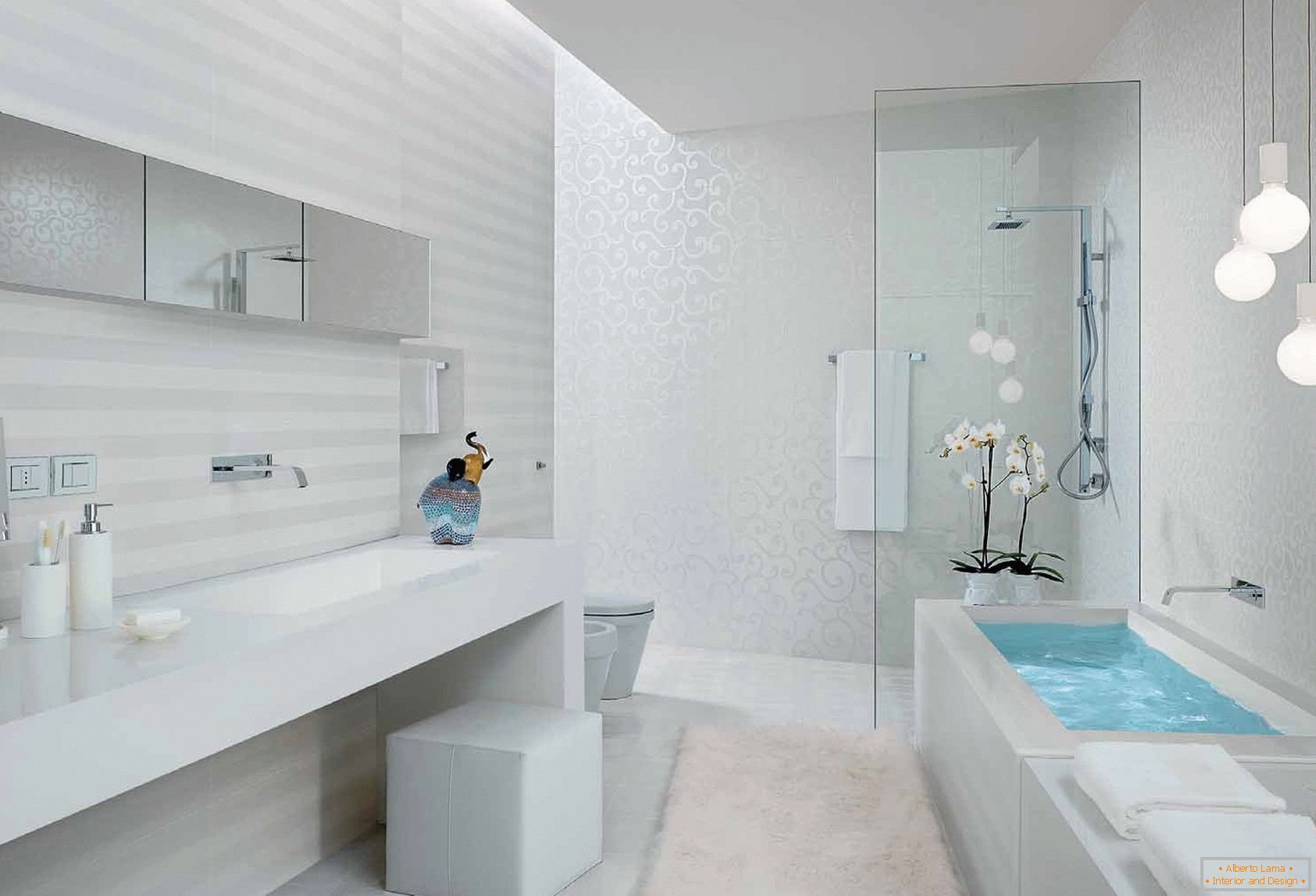 Badezimmer mit weißen Böden