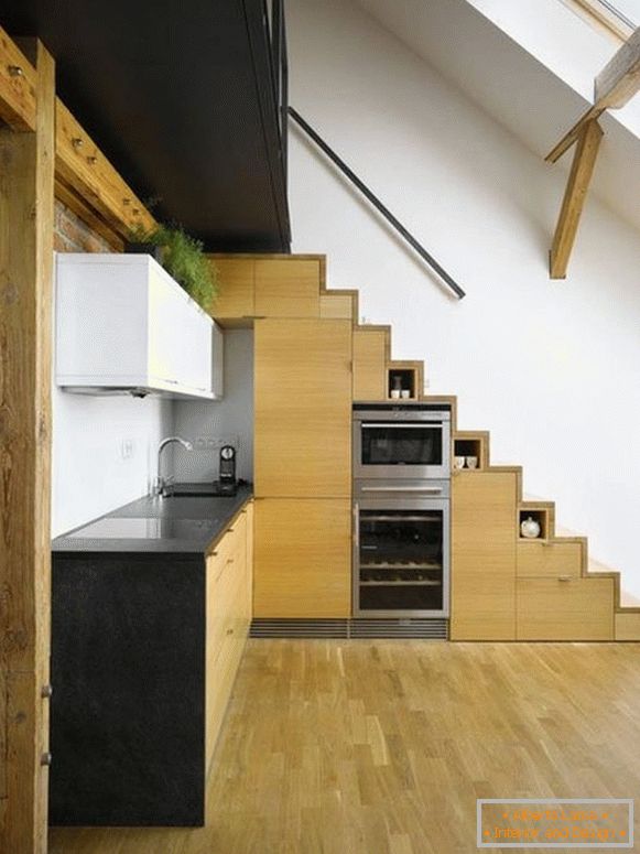 Küche unter der Treppe