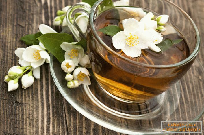 Die Geschichte der Popularität von Tee mit Jasmin wird mit chinesischen Heilern in Verbindung gebracht, die behaupteten, dass Jasmin die Eigenschaften eines Aphrodisiakums hat und Frauen dabei hilft, begehrenswert zu werden. 