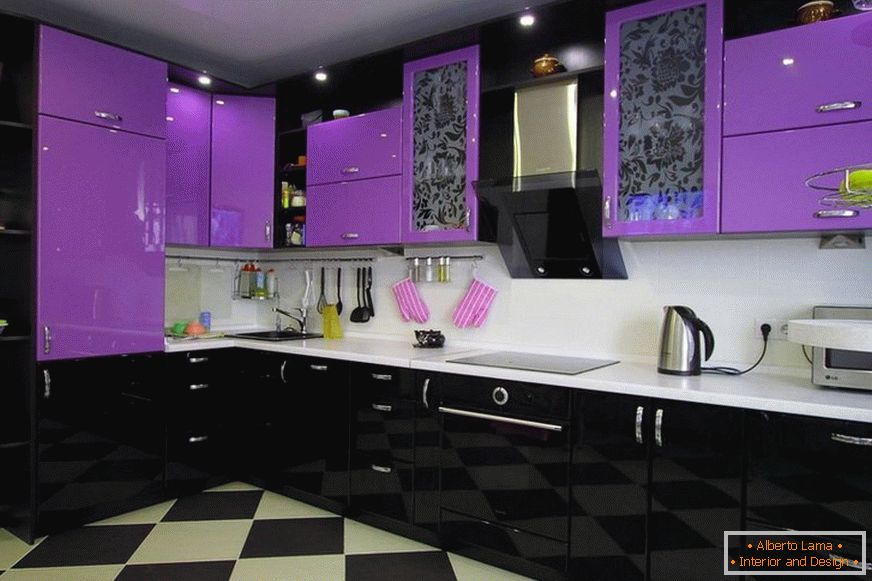 Schwarz und lila glänzende Küche