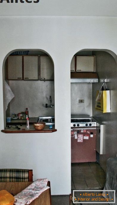 Die Küche vor der Renovierung ist durch einen Bogen vom Wohnzimmer getrennt