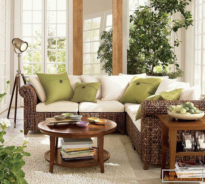 Große Fenster mit Holzrahmen lassen im Wohnzimmer im Öko-Stil eine ausreichende Sonneneinstrahlung, die sich im Raum durchsetzen sollte.