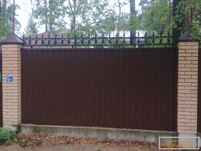 Modularer Zaun aus Wellpappe ist mit dekorativen Kanten verziert, die auch bestimmte Sicherheitsfunktionen erfüllen. 