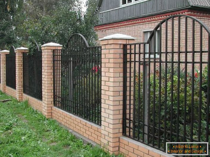 Ein eleganter modularer Zaun für eine kleine Villa wird als die annehmbarste Option angesehen. 