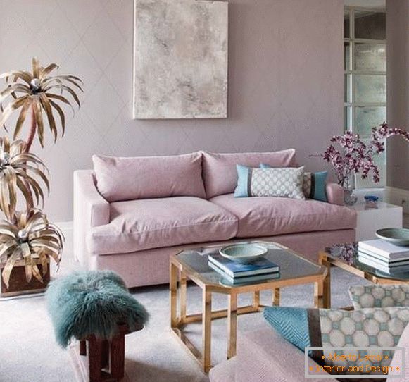 Design des Wohnzimmers in hellen rosa und blauen Tönen