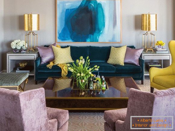 Wohnzimmerdesign: eine Kombination aus luxuriösen Farben und Gold