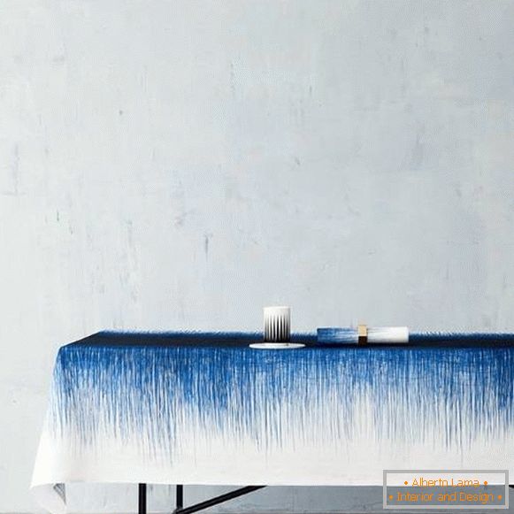 Tischdecke mit einem blauen Muster von Ferm LIVING