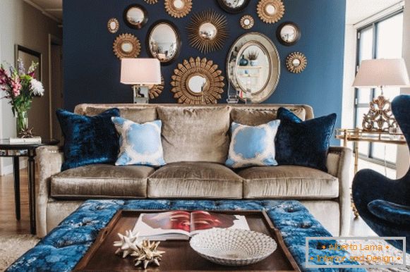 Blaue Wand- und Polstermöbel im Wohnzimmer