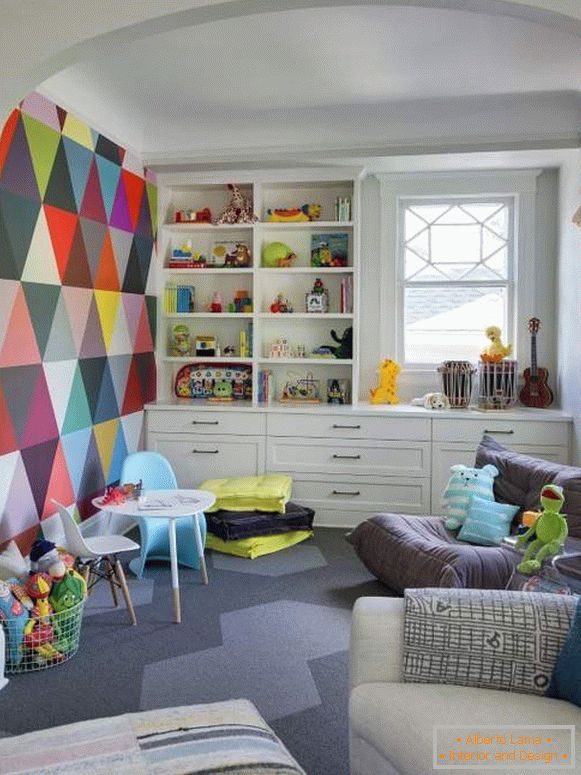 Bunter Entwurf des Kinderzimmers in den hellen Farben