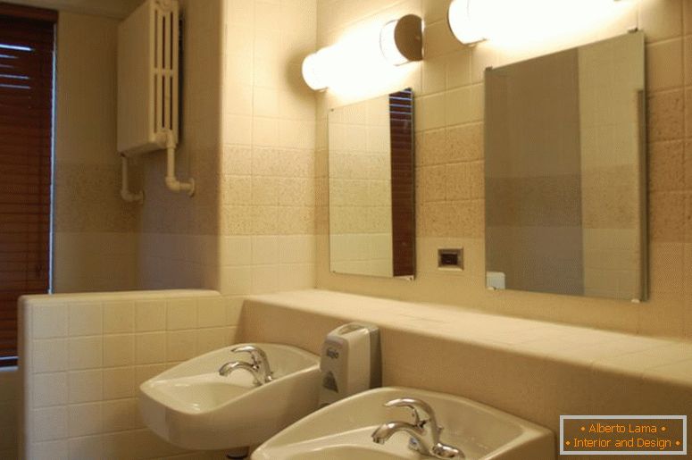 verführerische-Interieur-Ideen-von-schmalen Badezimmer-Showing-Twin-Weiß-Porzellan-Waschbecken-und-Quadrat-Wand-Spiegel-rahmenlos-mit-Schwimm-Beleuchtung-lange-Vanity-Leuchten-Einbauten