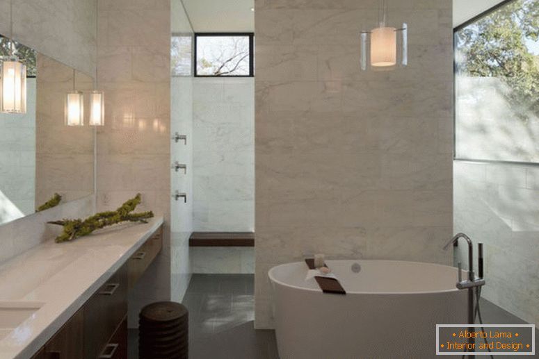 stilvoll-marmor-badezimmer-für-privat-himmels-aura-mit-bad-platz-mit-rund-weiß-badewanne-pendelleuchte-über-auch-nah-spiegel-wie-waschtisch-lampen