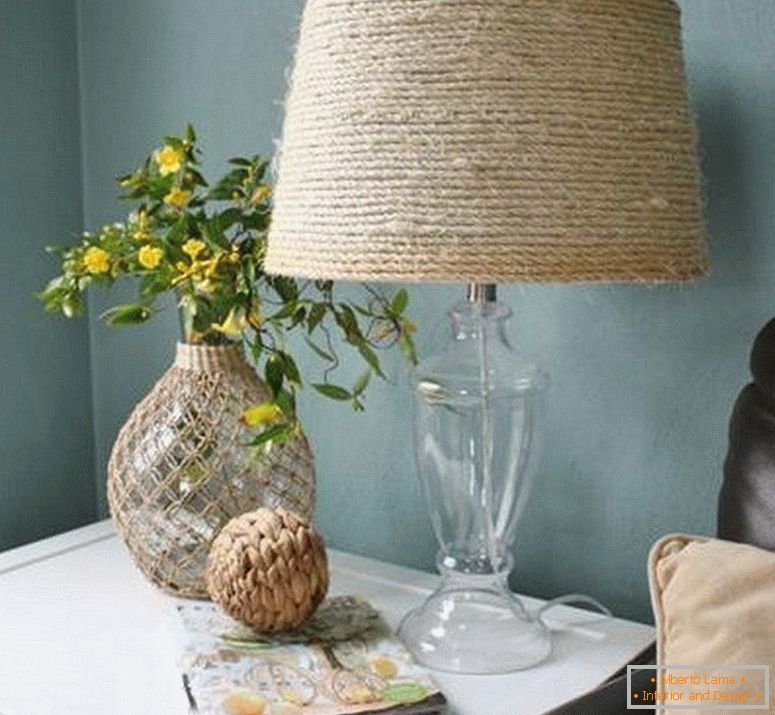 Vase, Lampe und Magazin auf dem Tisch