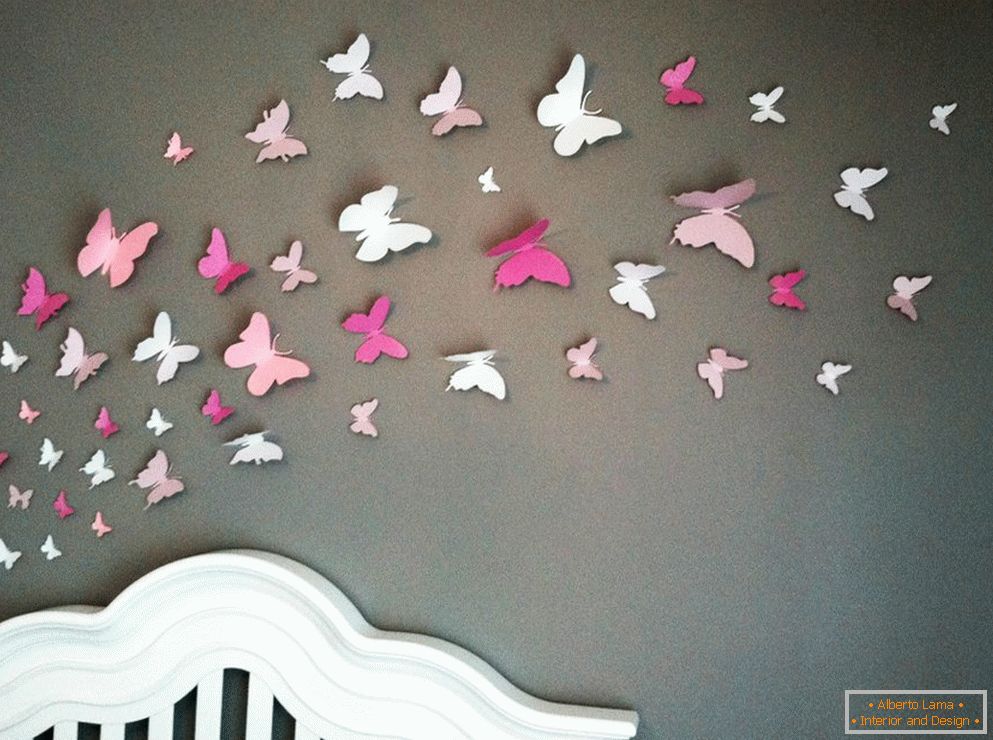 Schmetterlinge aus Papier an der Wand
