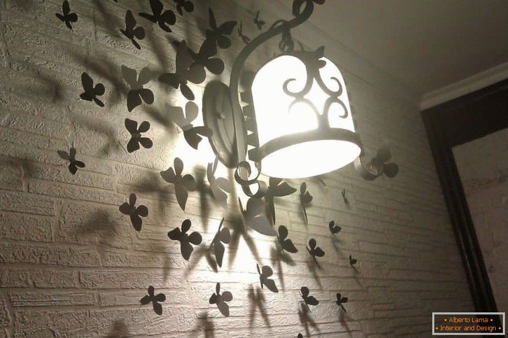 Schmetterlinge an der Wand mit einer Lampe