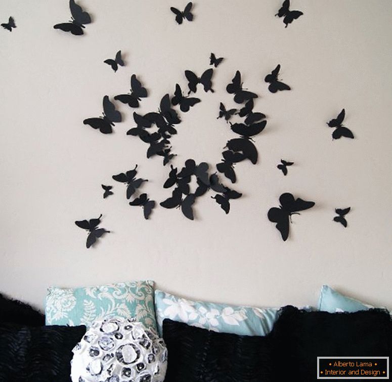 Schmetterlinge aus Pappe über dem Sofa
