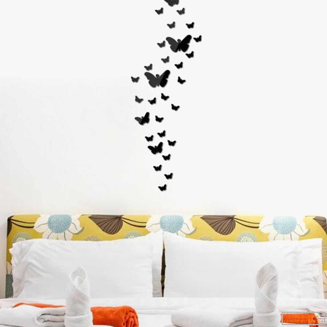 Schmetterlinge aus Vinylfolie über dem Bett