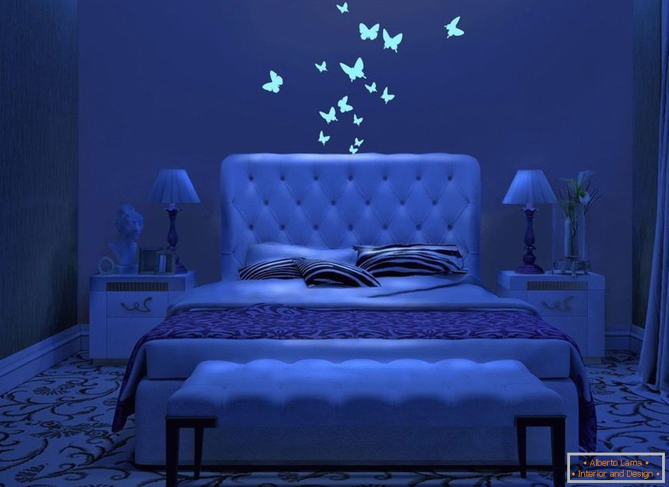 Glühende Schmetterlinge im Inneren des Schlafzimmers