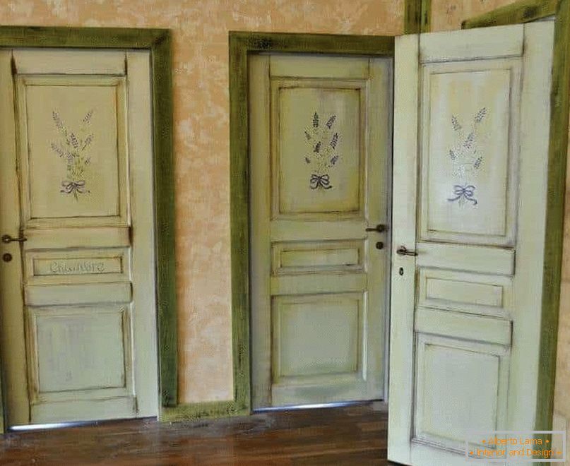 Alte Türen passen zum Stil der Provence und Vintage