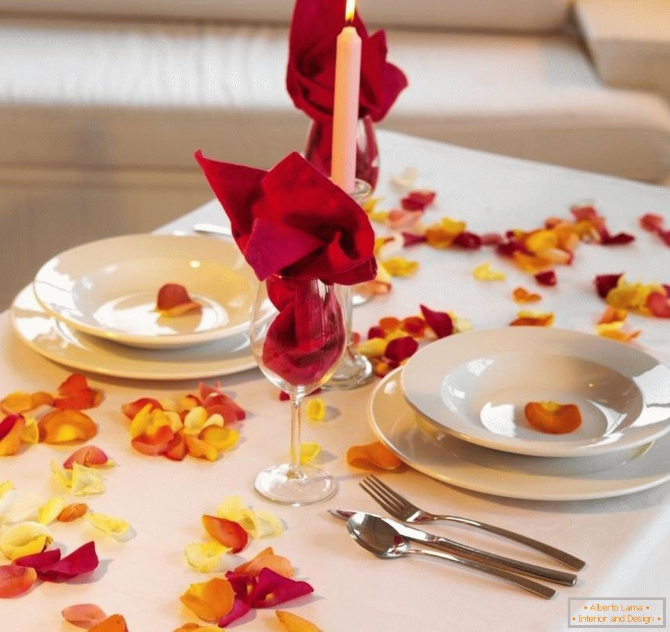 Einfache Dekoration des Tisches mit Rosenblättern