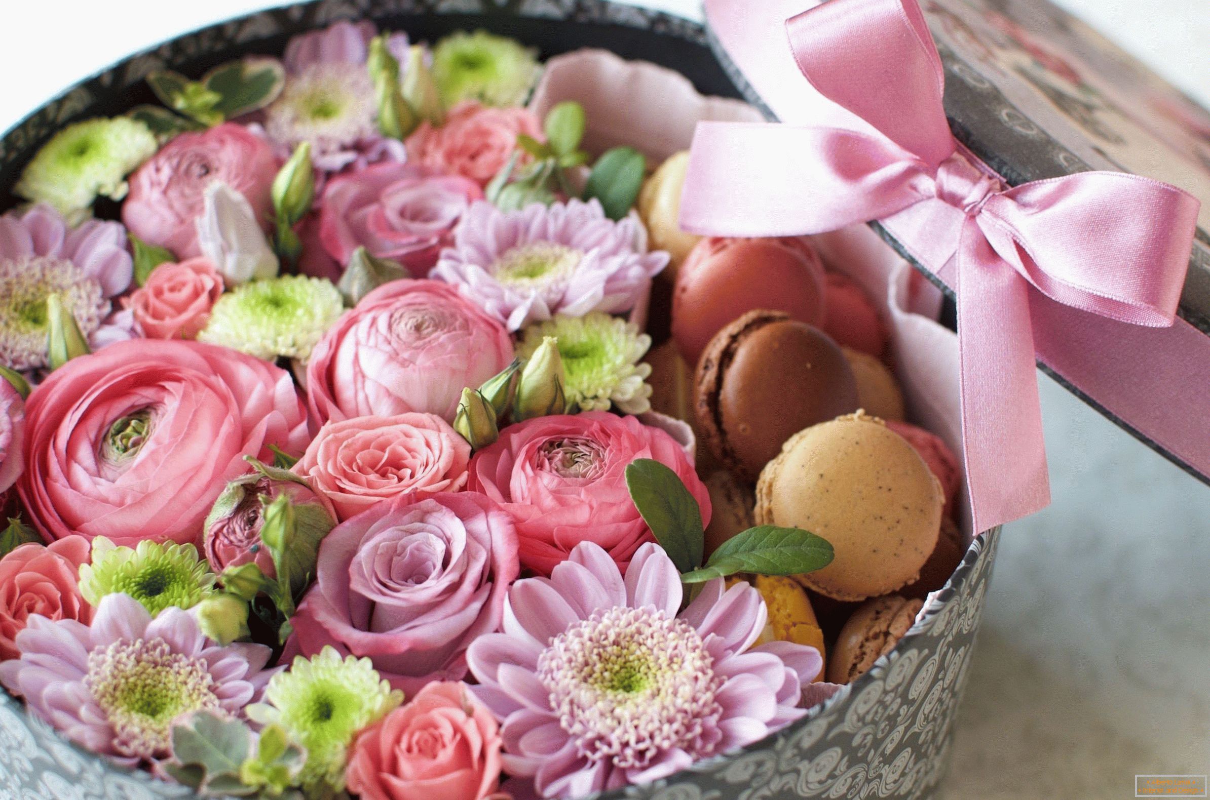 Box mit Blumen und Nudeln