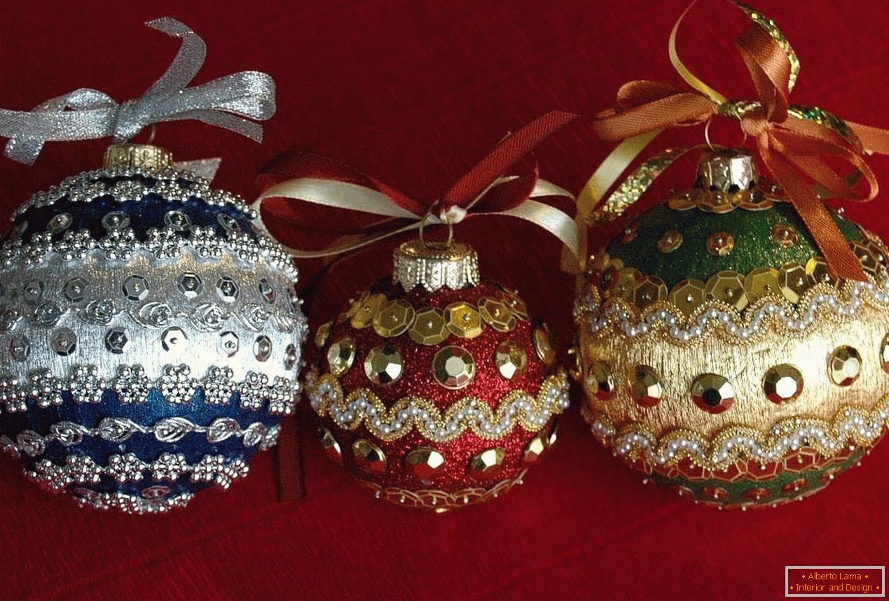 Weihnachtskugeln mit Perlen verziert