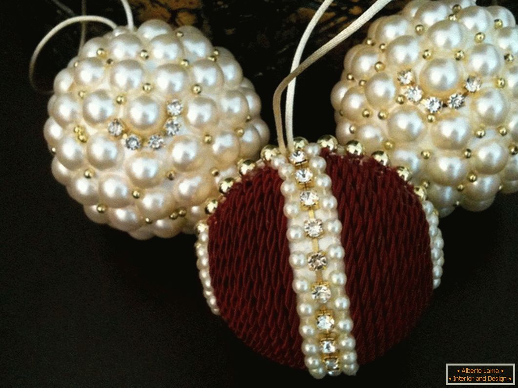 Weihnachtskugeln aus Perlen