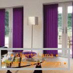 Die Kombination von hellen Wänden und Lavendelvorhängen