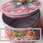 Rosa Box mit weißem Dekor