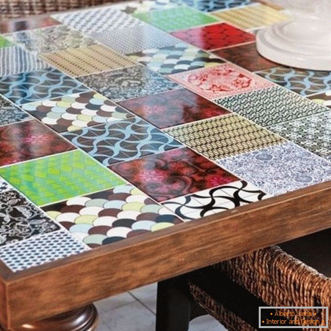 Tisch aus Keramikfliesen