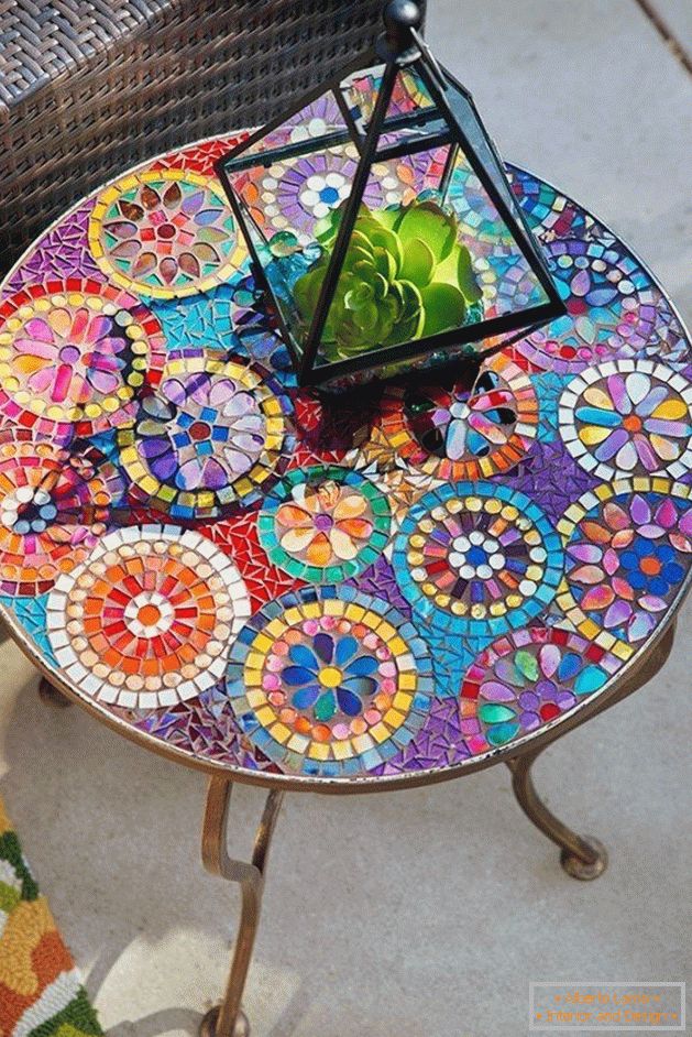 Dekor Tisch mit farbigem Glas