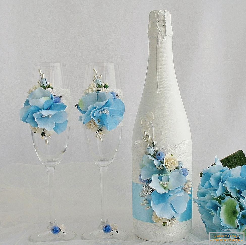 Dekoration von Hochzeitsgläsern und -flaschen mit Blumen