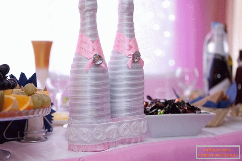 Dekor von Hochzeitsflaschen лентами