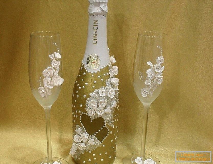 Dekor einer Flasche und Weingläser mit Rosen und Perlen
