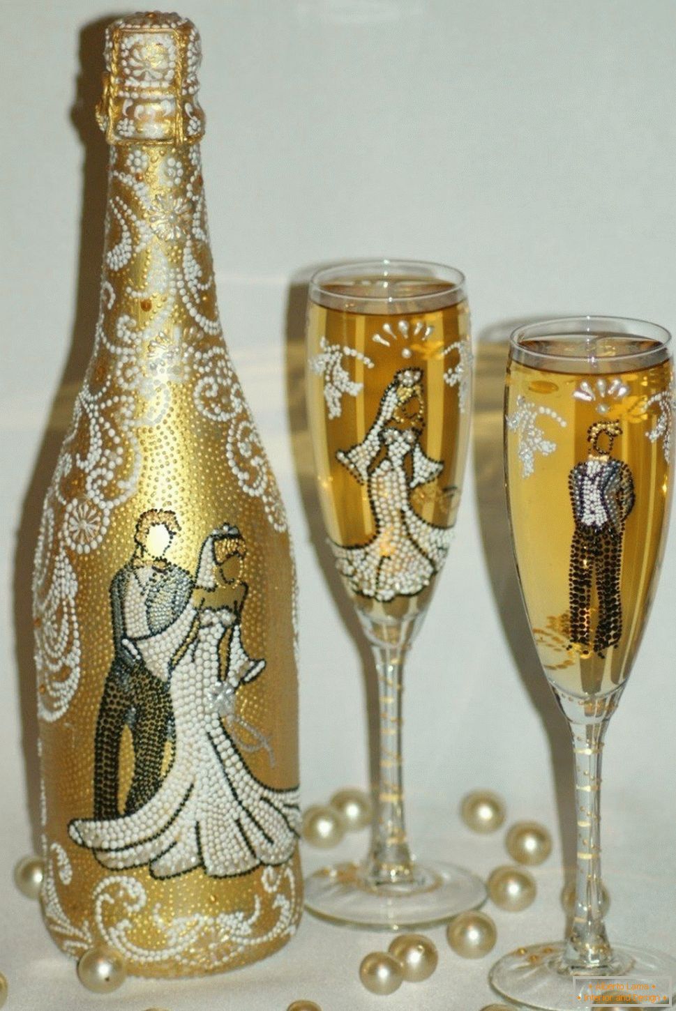 Paare auf einer Flasche und Gläsern