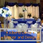 Blaue Tischdecken auf Tischen